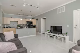 Photo #5: 19058473 Listing