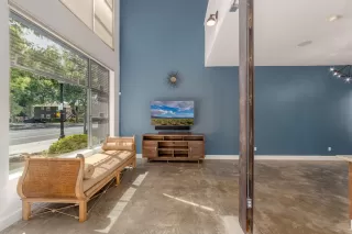 Photo #5: 19059153 Listing