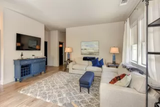 Photo #5: 19070532 Listing