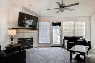 Photo #4: 19075079 Listing