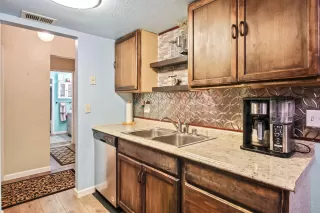 Photo #6: 19080591 Listing