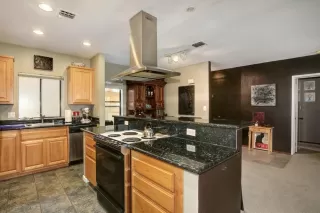 Photo #5: 19082311 Listing