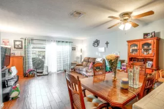 Photo #4: 19082758 Listing