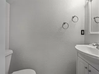 Photo #3: 19082782 Listing