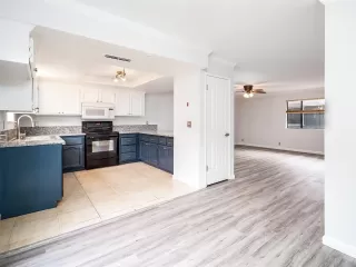 Photo #4: 19082782 Listing