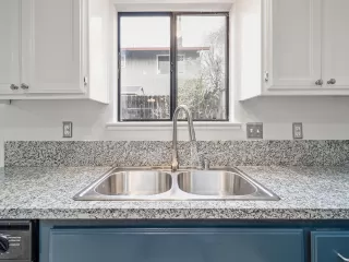 Photo #5: 19082782 Listing