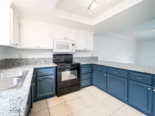 Photo #6: 19082782 Listing