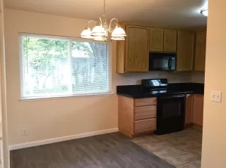 Photo #6: 20000713 Listing