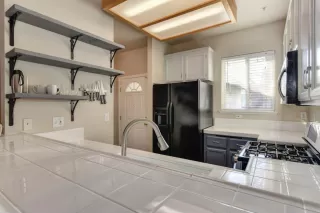 Photo #4: 20001205 Listing