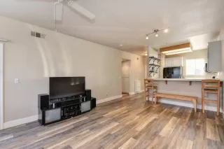 Photo #6: 20001205 Listing