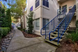 Photo #2: 20005813 Listing 