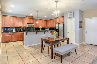 Photo #4: 20010128 Listing