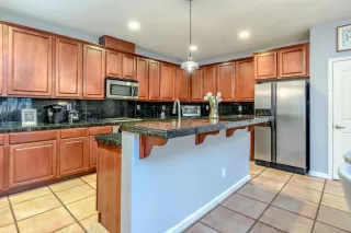 Photo #5: 20010128 Listing