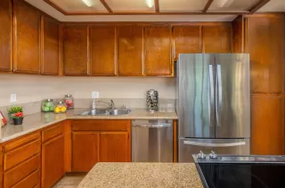 Photo #6: 20030405 Listing