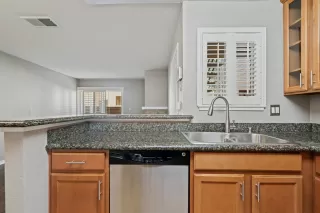 Photo #5: 20038537 Listing