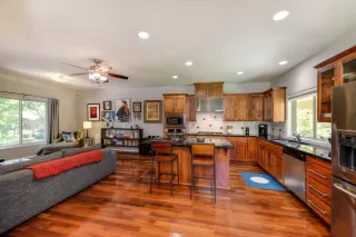 Photo #2: 20039221 Listing