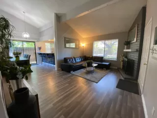 Photo #4: 20040417 Listing