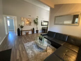 Photo #5: 20040417 Listing