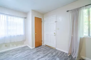 Photo #6: 20040429 Listing 