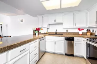 Photo #3: 20041228 Listing