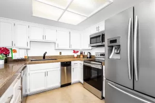 Photo #4: 20041228 Listing