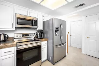 Photo #5: 20041228 Listing