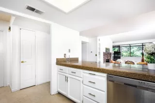 Photo #6: 20041228 Listing