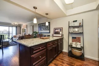 Photo #6: 20042801 Listing