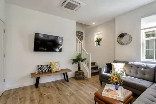 Photo #6: 20043516 Listing