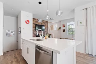 Photo #4: 20044077 Listing