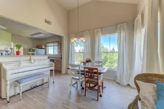 Photo #2: 20044157 Listing