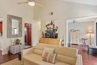 Photo #5: 20044915 Listing