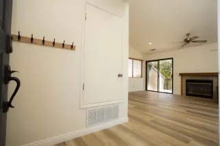 Photo #2: 20046608 Listing