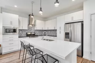 Photo #6: 20047189 Listing