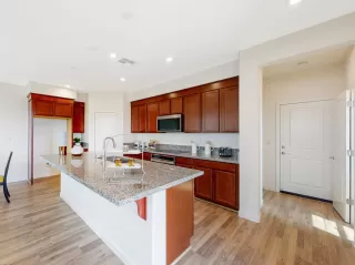 Photo #6: 20050310 Listing