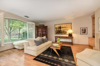 Photo #6: 20055901 Listing