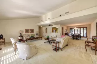 Photo #5: 20057410 Listing