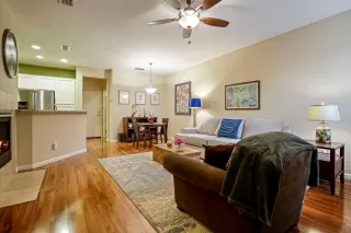 Photo #5: 20059179 Listing