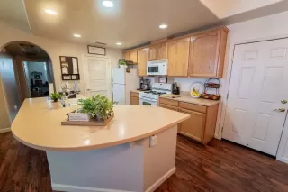 Photo #4: 20060702 Listing