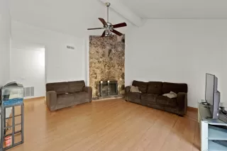 Photo #4: 20063349 Listing