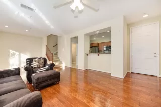 Photo #5: 20065979 Listing