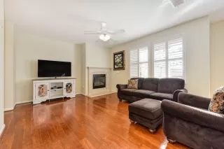 Photo #6: 20065979 Listing