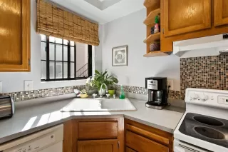 Photo #4: 20066152 Listing