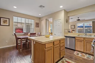 Photo #6: 20068796 Listing