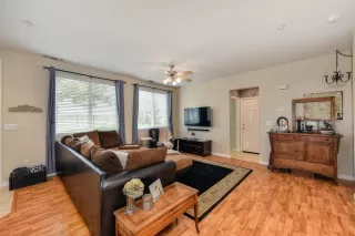 Photo #3: 20070228 Listing