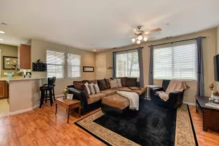 Photo #4: 20070228 Listing