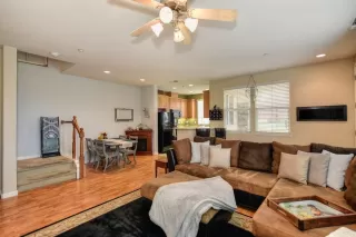 Photo #5: 20070228 Listing