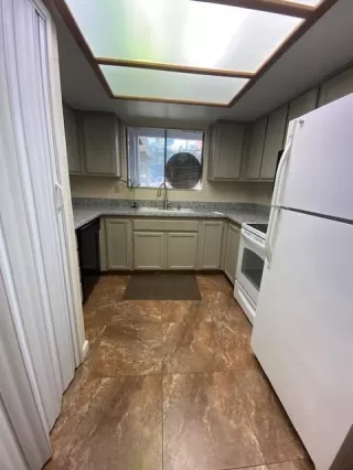 Photo #4: 20070729 Listing