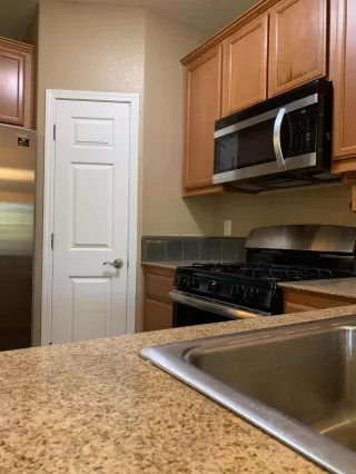 Photo #6: 20071029 Listing 