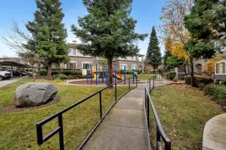 Photo #4: 20073236 Listing